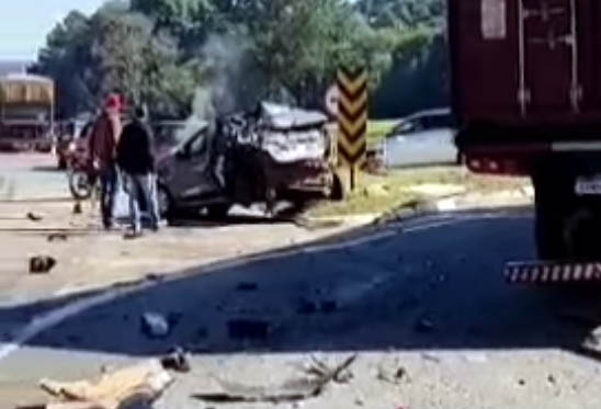 CURITIBA: Carro vira ‘recheio de sanduíche’ entre dois caminhões no Contorno Leste