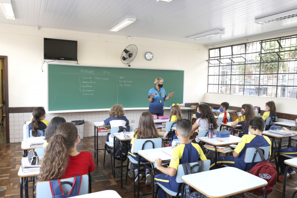 PANDEMIA: Nova onda de Covid já afeta aulas presenciais em colégios de Curitiba