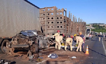PONTA GROSSA: Engavetamento na BR-376 entre quatro veículos deixa vítimas
